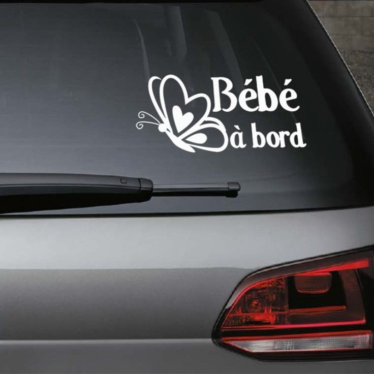 Bébé à bord papillon avec coeur