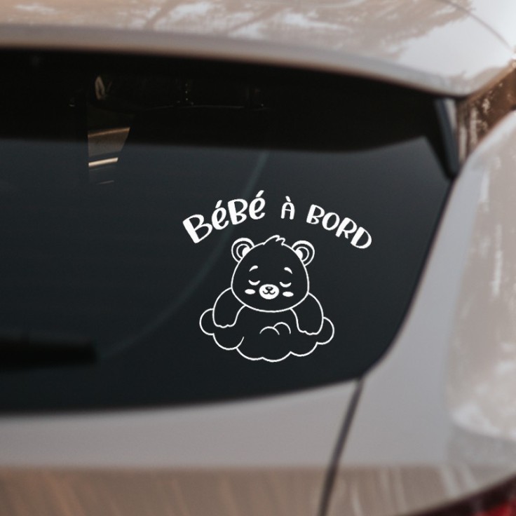 Bébé à bord ours sur un nuage