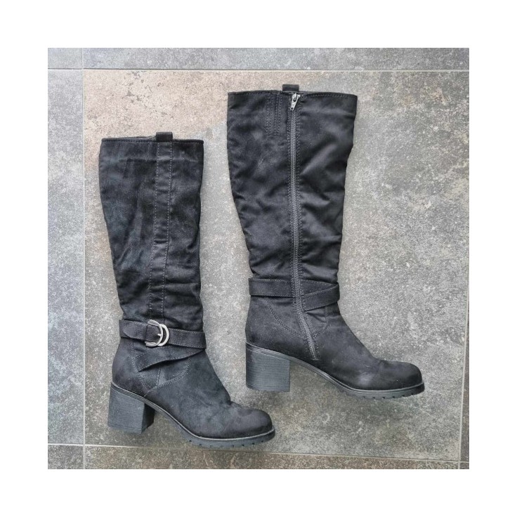 Bottes noires à boucles