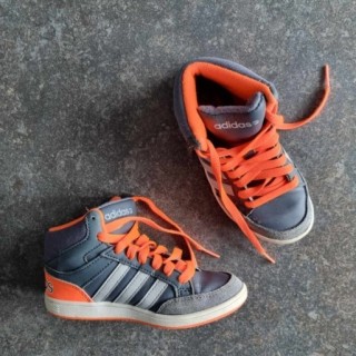 Baskets Adidas grises et oranges